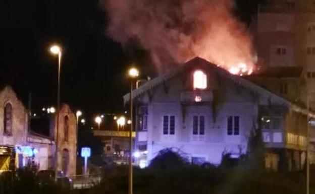 Los bomberos extinguen el incendio en la antigua 'casa del catecismo' de La Magdalena