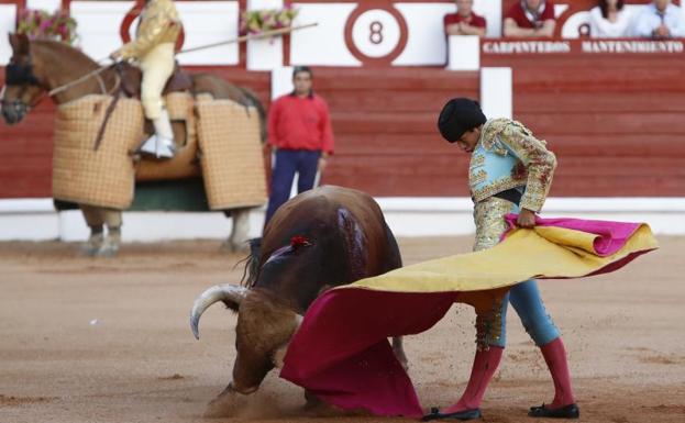 Isaac Fonseca sale a hombros en Gijón