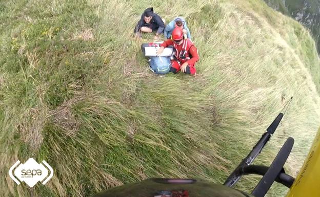 Rescatan ilesos a dos senderistas que se desorientaron por la niebla en Amieva