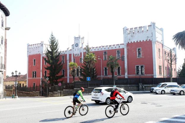 Carcedo estudiará el proyecto de incubadoras biosanitarias en la fábrica de La Vega