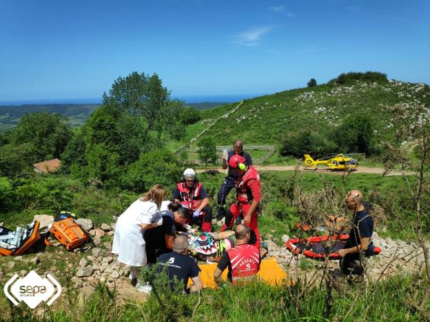 Herido grave un conductor al volcar su quad en un monte de Ribadedeva