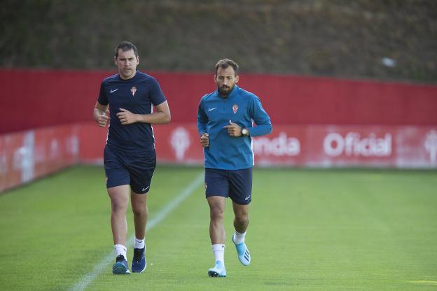 El retraso en un vuelo de Barcelona trastoca el regreso a los entrenamientos
