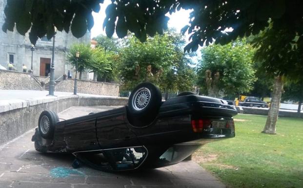 Sale por su propio pie tras volcar su vehículo en la plaza de Colombres