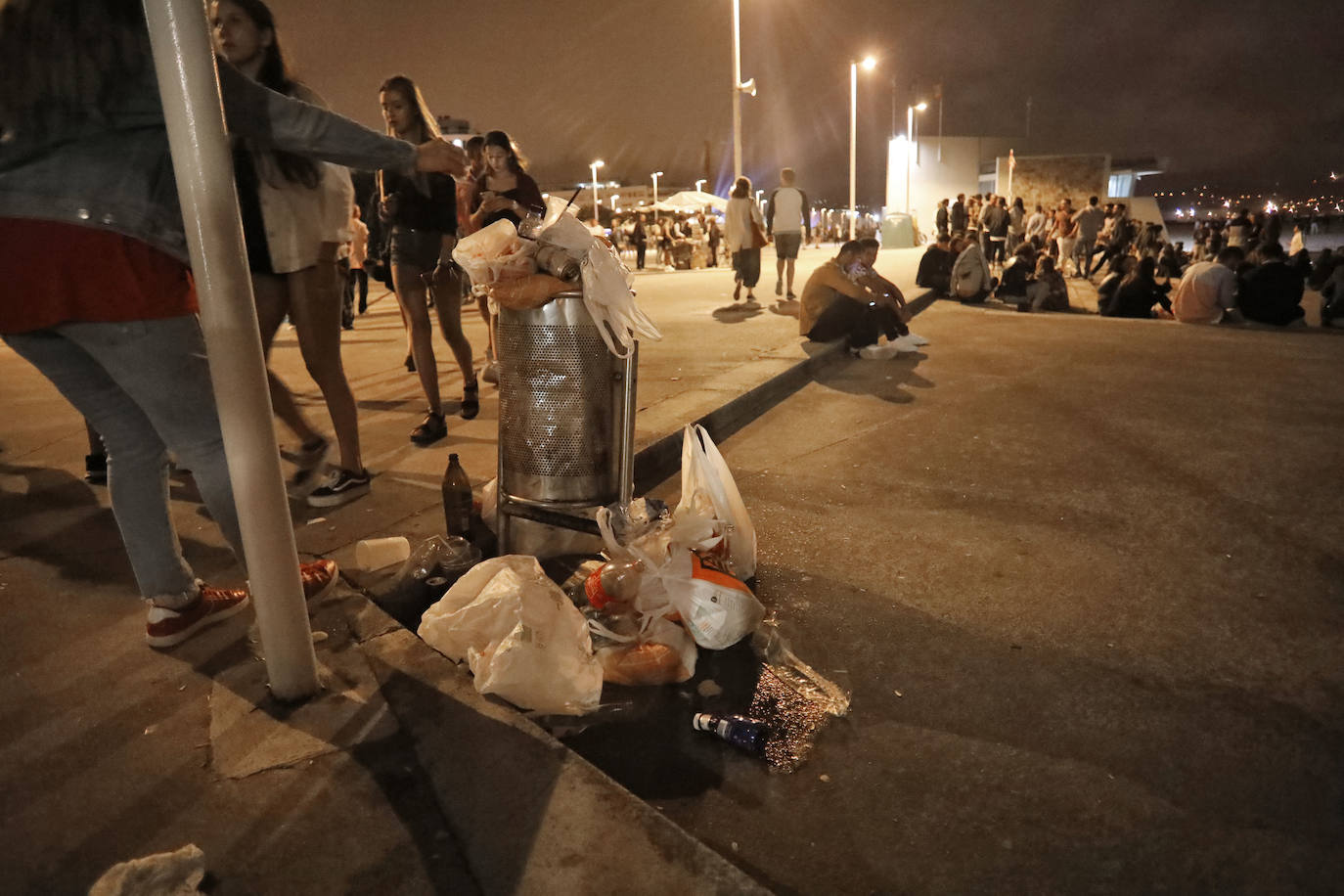Noche de Fuegos y limpieza en Gijón