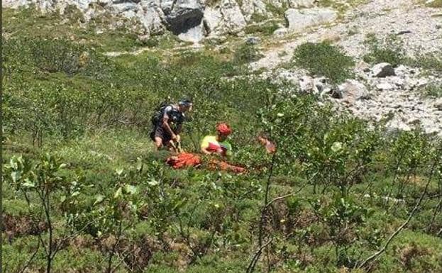 Rescatan a una senderista ovetense tras sufrir una fractura en Picos de Europa