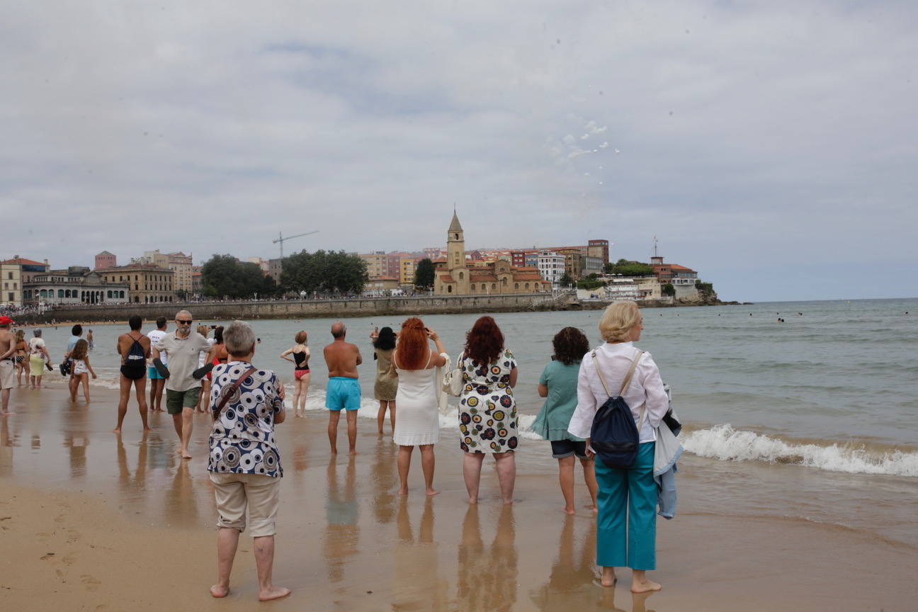 Gijoneses y turistas, unidos al ritmo de la Danza Prima