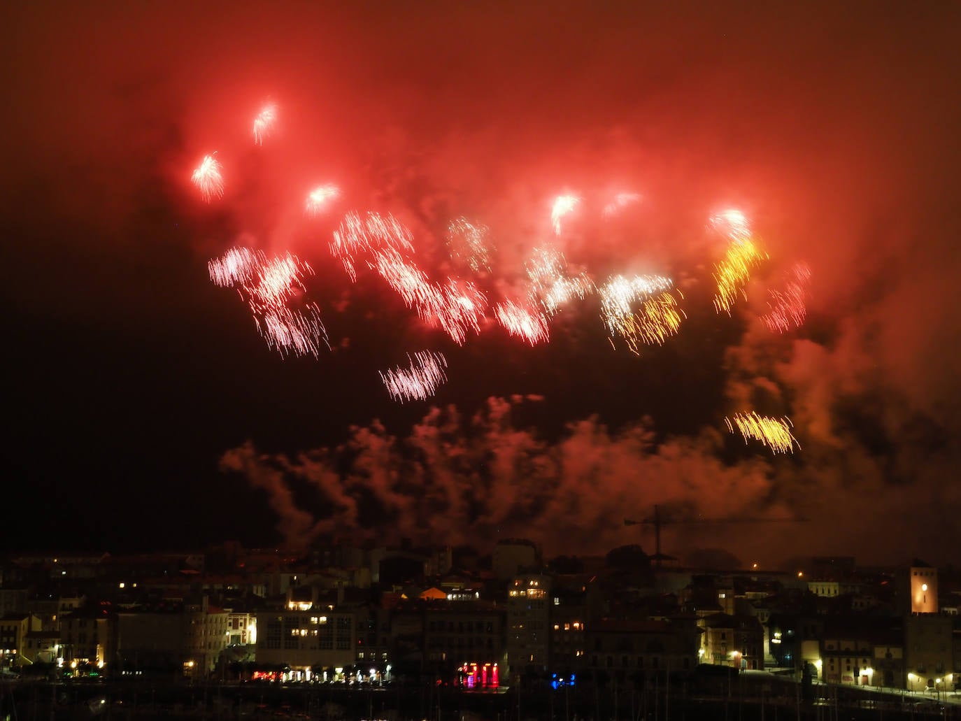 Gijón volvió a mirar al cielo en la noche de los Fuegos
