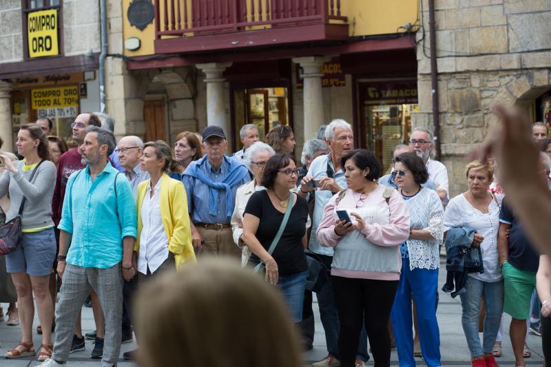 El Festival Folclórico llena de color Avilés