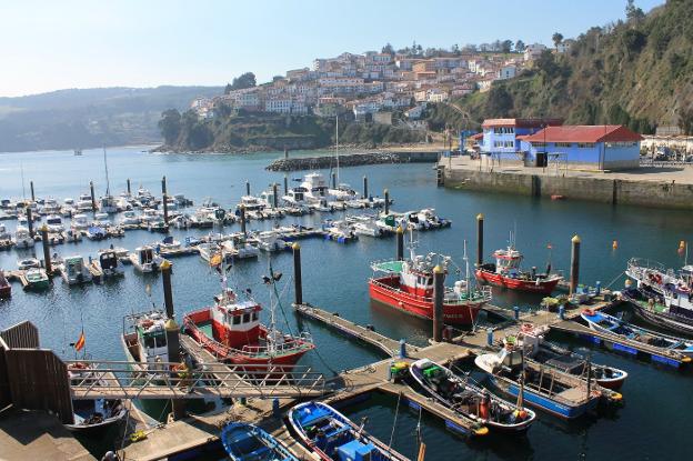 Rescatados ilesos los siete ocupantes de una lancha que se hundió frente a Lastres