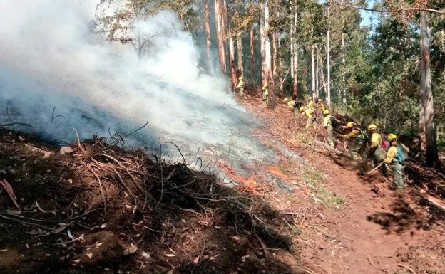 Los bomberos trabajan en la extinción de dos incendios en Allande y Valdés
