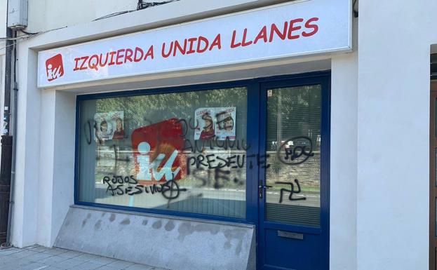 La sede de IU Llanes amanece cubierta de pintadas
