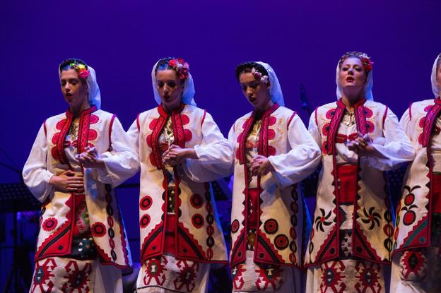 El folclore llena el Niemeyer