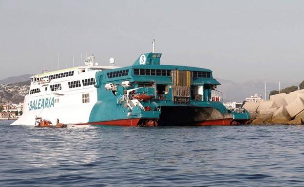 Evacúan a 400 personas al encallar un ferry en la entrada del puerto de Dénia