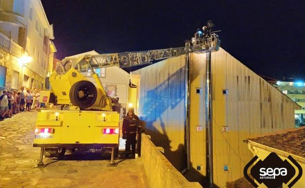 Un incendio en un bar del puerto de Tapia obliga a desalojar tres locales