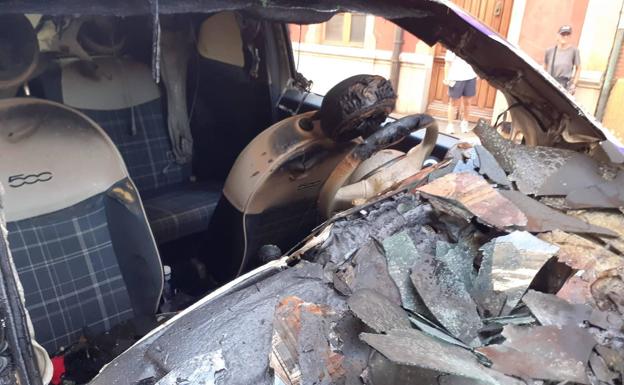 Vuelve a arder un coche de madrugada en Llanes