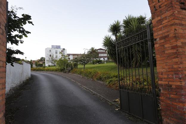 La Policía investiga el caso de una joven que apareció herida en una finca de Jove, en Gijón