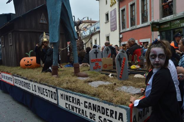 Las carrozas de Tineo reivindican su industria y ganadería