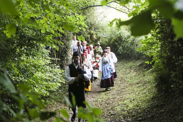 San Pedrín detiene a la lluvia en Sariego