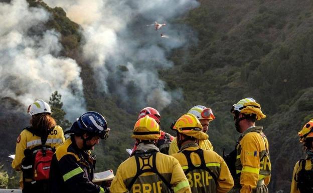 «Pasa la vida...»: el emotivo homenaje de Pérez-Reverte a los «héroes» del incendio de Gran Canaria
