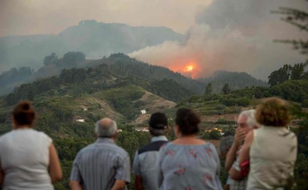 El incendio de Gran Canaria avanza sin control y deja ya 9.000 evacuados