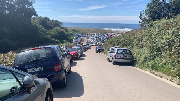 Los vecinos de Bayas «hartos» de los problemas de tráfico y aparcamiento del verano