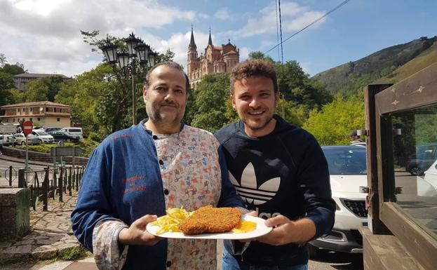 El actor Adam Jezierski cata el mejor cachopo de España