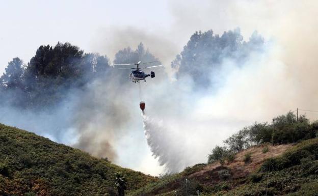 El incendio de Valleseco, en Gran Canaria, «comienza a remitir y pierde potencial»
