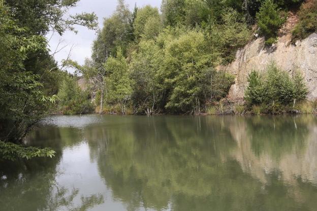 Nava instala una valla en el acceso al lago del Enguilu para frenar los vertidos