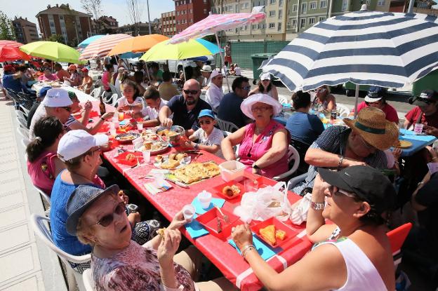 Lugones celebra su vigésimo primera ruta de Santa Isabel y repite comida en la calle