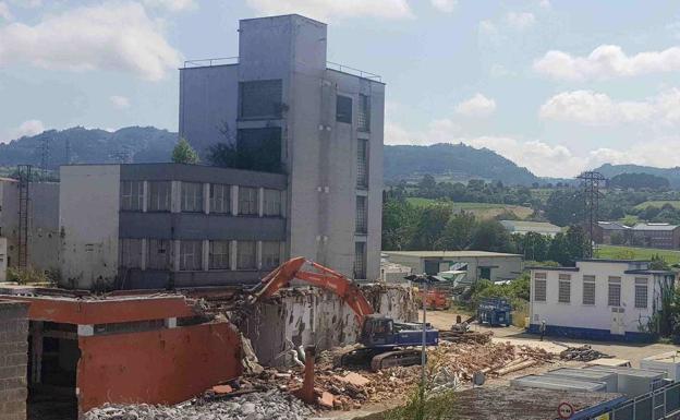 Inician el derribo de la antigua fábrica de Nestlé en Villaviciosa