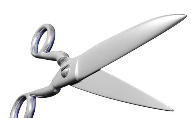 Una joven clava unas tijeras en la cabeza a su madre para «darle un susto»