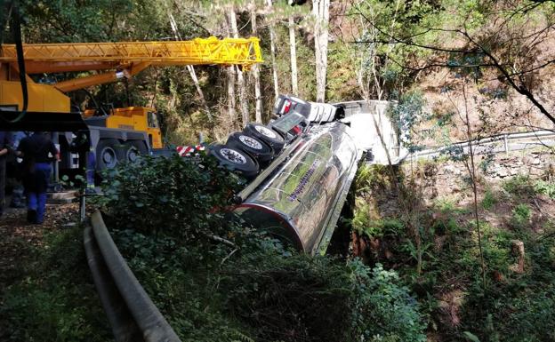 Vuelca un camión cisterna en la AS-35, en Villayón