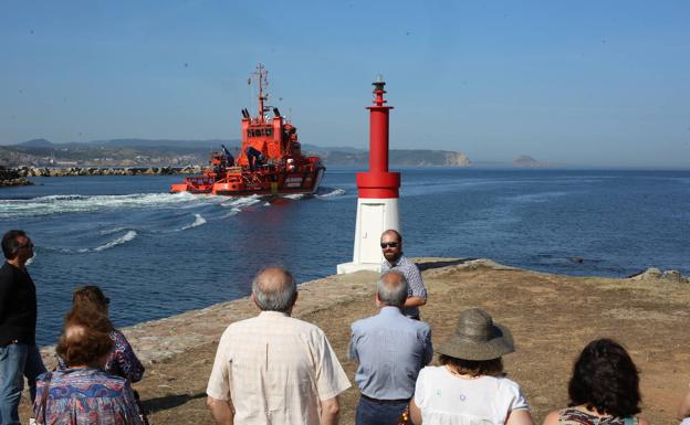 Veinte personas disfrutan de la primera visita guiada por la margen derecha de la ría