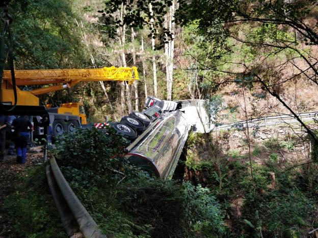 Villayón y Boal piden el ensanche de la AS-35 tras el segundo accidente en un mes