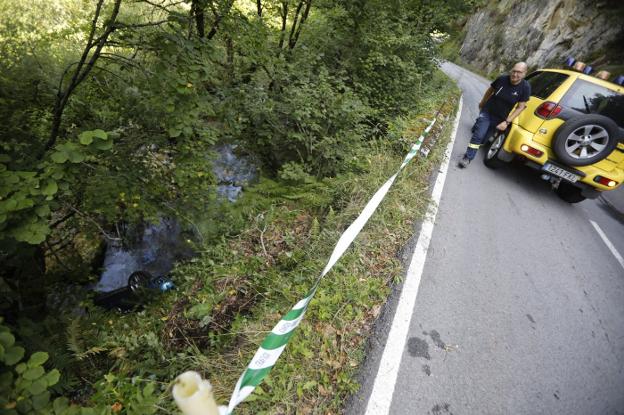 Un matrimonio resulta herido tras caer con su coche al río Nalón en Caso