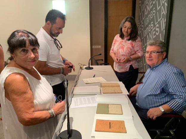 La familia De Diego cede a Llanes varios manuscritos de Celso Amieva
