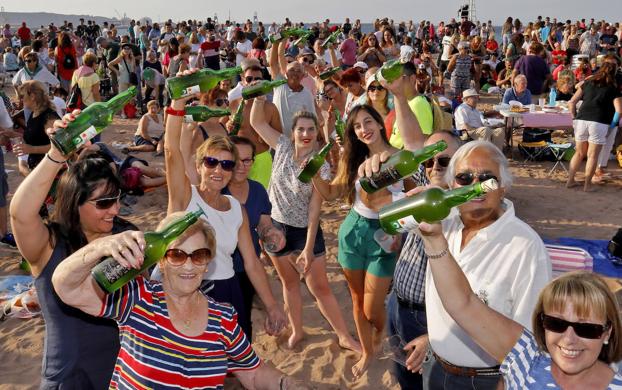 Todas las imágenes del récord del mundo de escanciado en Gijón