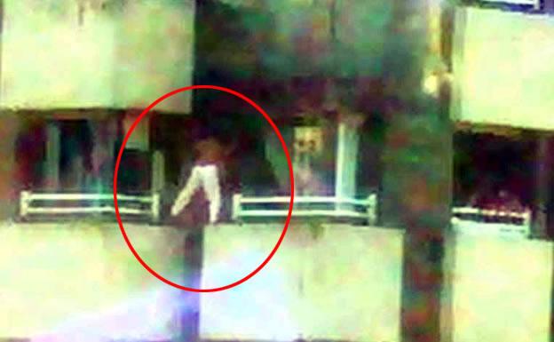 Sorprenden a tres niños saltando de una ventana a otra en una novena planta en Gijón