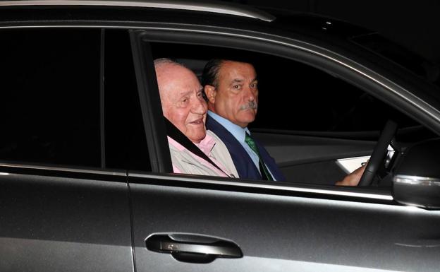 El rey Juan Carlos ingresa en el hospital: «Me veréis a la salida»