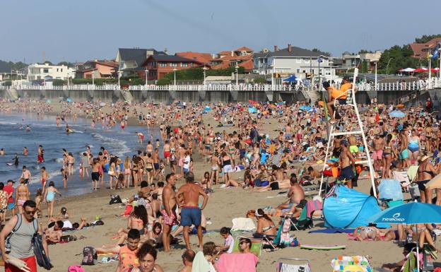 Trasladan a un hombre al San Agustín tras sufrir un golpe en la cabeza cuando se bañaba en Salinas