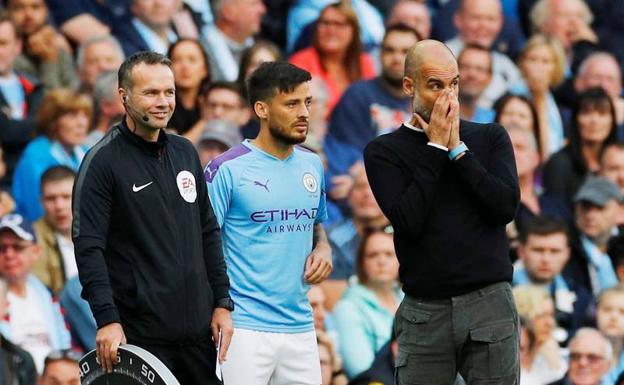 Guardiola elogia a David Silva por su rendimiento en Inglaterra