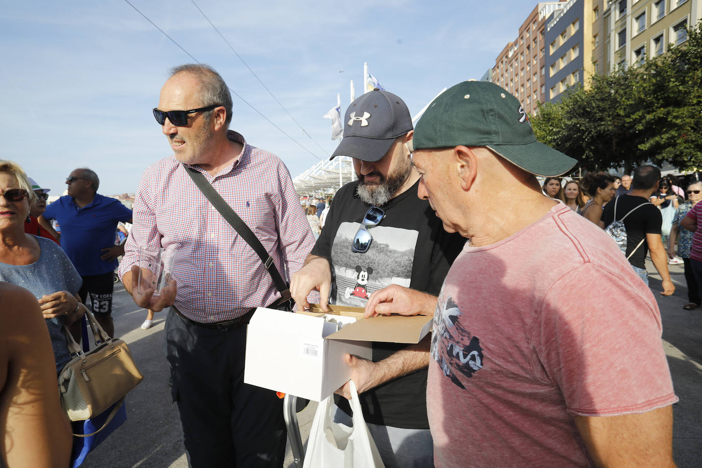 ¿Estuviste en el récord mundial de escanciado de sidra de Gijón? Búscate (5)