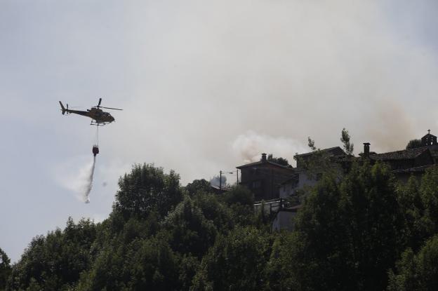 Los bomberos controlan un fuego que llegó a las puertas de Coballes