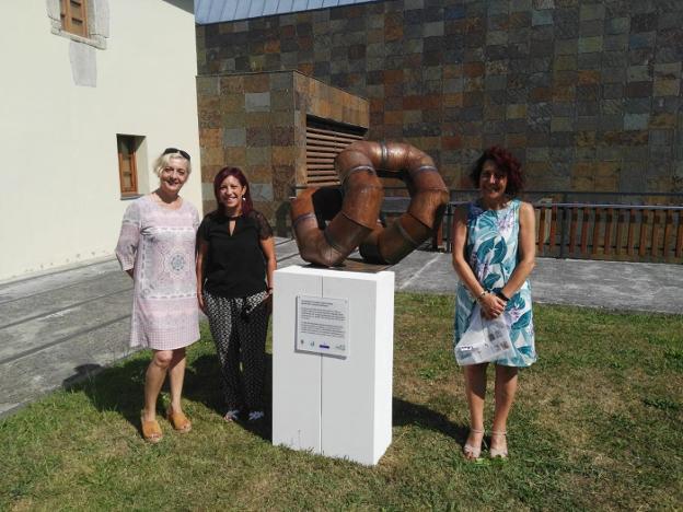 Una obra de Carlos Cuenllas invita a un consumo más sostenible en El Franco