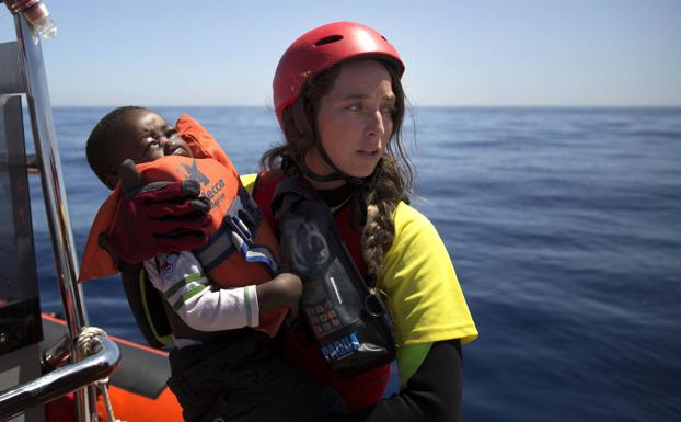 Open Arms | Anabel Montes, la asturiana convertida en un símbolo en el rescate de inmigrantes en la mar