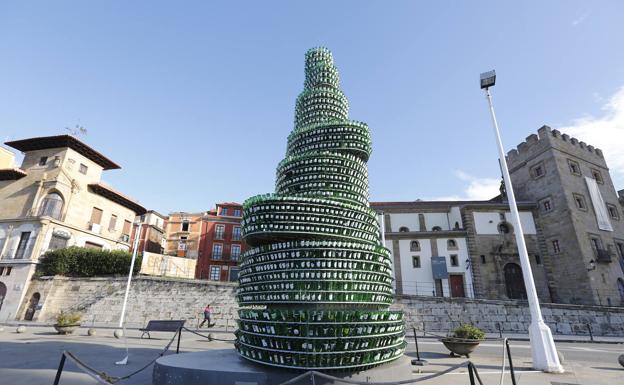 Más de 600 euros de multa por destrozar doce botellas del Árbol de la Sidra de Gijón