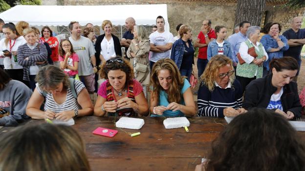 Marisa enhebra 22 agujas en dos minutos