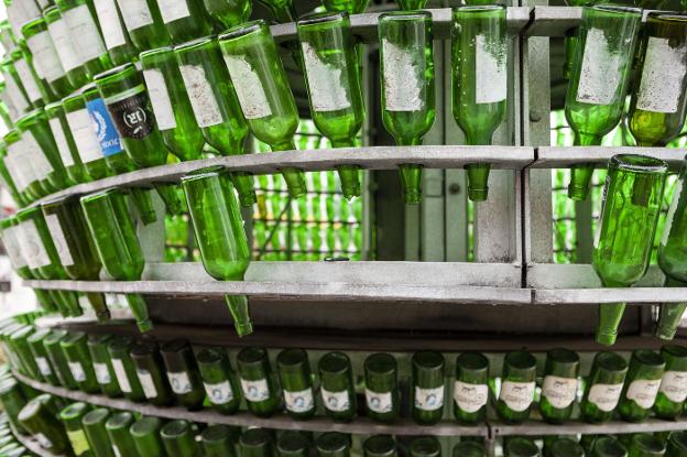 Multados con 602 euros por romper doce botellas del 'Árbol de la Sidra'