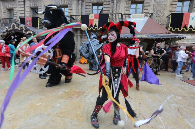 La lluvia desluce la primera jornada del Mercado Medieval de Avilés