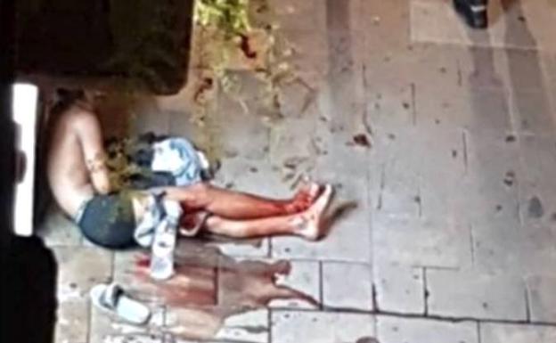 Encuentran a un hombre desangrándose por una herida de arma blanca en Barcelona